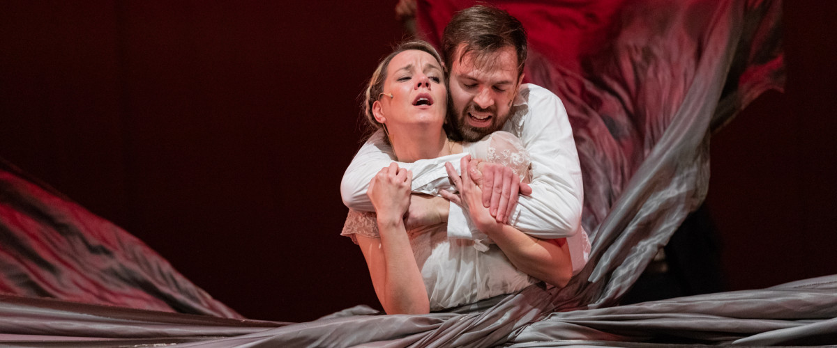 Bemutató - Halálra táncoltatott lány